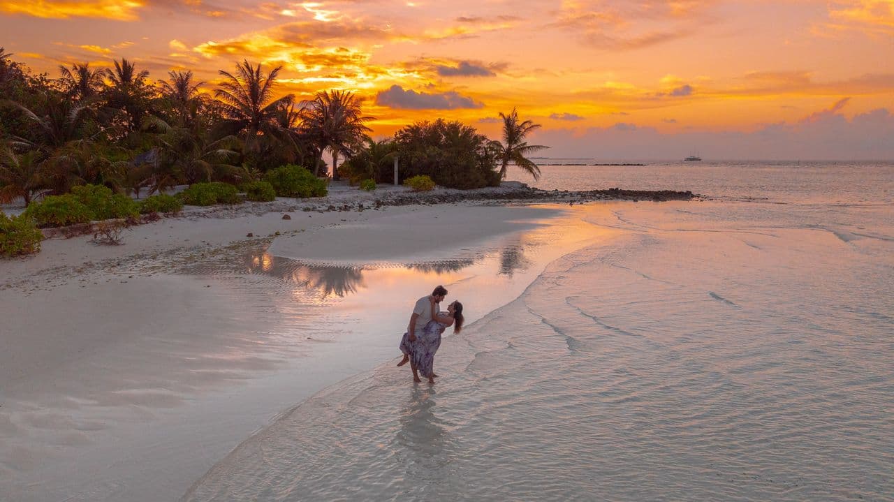Casal em lua de mel em uma praia tropical